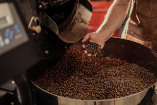 Кофе в зернах свежей обжарки